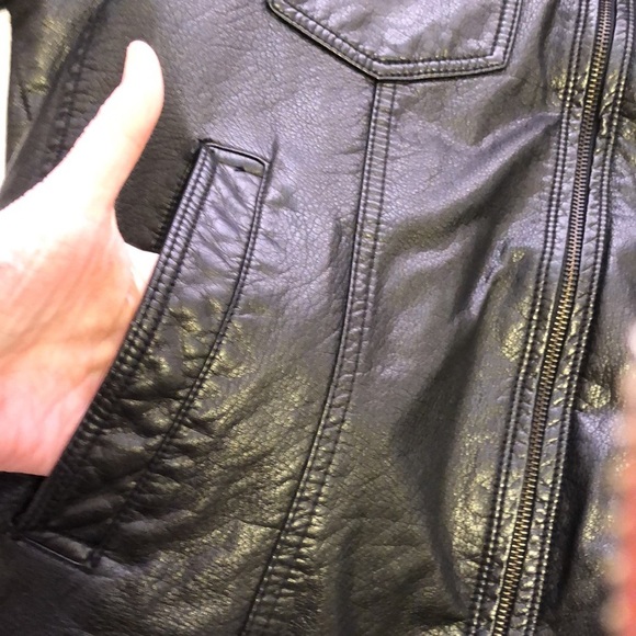 Levi’s black faux hooded Sherpa trucker jacket.  Size L - Picture 2 of 10